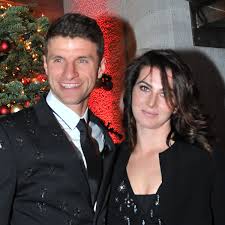 Die em ist vorbei, aber thomas müller zeigt noch immer vollen einsatz. Thomas Muller Und Seine Frau Lisa Muller So Lebt Das Traumpaar Fussball Wm