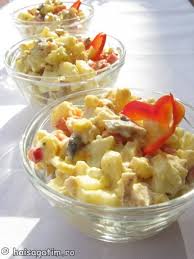 O salata aperitiv cu bucatele de carne de pui, ciuperci, castraveti murati, maioneza de casa, ceapa nu punem vase de plastic pe o masa festiva! Salata De Pui Cu Cartofi Hai SÄ GÄtim Cu Amalia