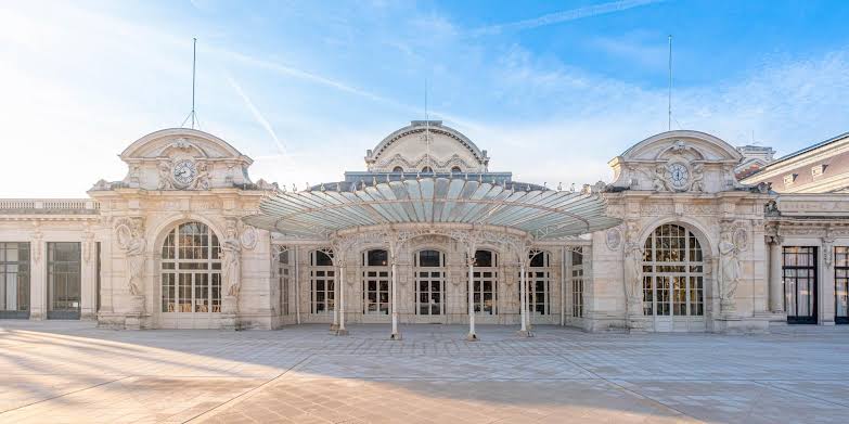 Façade Art nouveau de l'Opéra de Vichy, rue du Casino