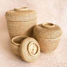 Woven round wicker basket with lid. Liha Handmade Rattan Basket With Lid Pelagona