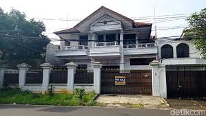 Artikel ini membahas mengenai beberapa model rumah minimalis dari model yang sederhana hingga model yang mewah dan megah, dilengkapi buktinya, apabila kita berkunjung ke daerah perkotaan apalagi daerah perumahan, dapat dipastikan desain rumahnya menggunakan rumah minimalis. Deretan Rumah Mewah Di Pondok Indah Menteng Diobral