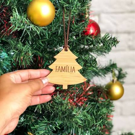 Bolas e ornamentos de Natal coloridos na árvore