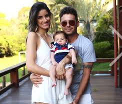 Notícia vem duas semanas após cantora anunciar gravidez. Ex Rouge Li Martins Da A Luz Sua Primera Filha Famosidades