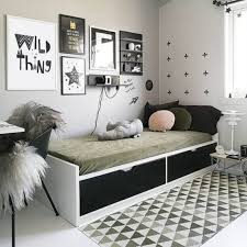 Simple, ciptakan ruang sederhana dengan elemen vegetasi. Desain Kamar Tidur Hitam Putih Yang Elegan Dan Minimalis