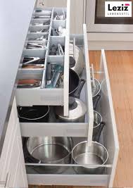Brilliant Kuchen Schrank Organisation Ideen Und Tipps Kuchenschrank In 2020 Kleine Kuchenorganisation Kuchendesign Kuchenschrank Organisation