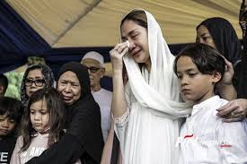 He was born to a british father and a malay mother. Perasaan Bcl 2 Bulan Sebelum Ashraf Sinclair Meninggal Fajar