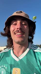 Lara Austin's Instagram, Twitter & Facebook