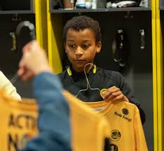 Deze pagina onthoudt een compleet overzicht van alle geabsolveerde en al vastgelegde seizoenwedstrijden als ook het seizoensbalans van de club bodø/glimt in het seizoen algehele statistiek van het actuele seizoen. Fotballspirene Fra Bodo Fikk Mote Favorittspillerne I Glimt Signal Bredband