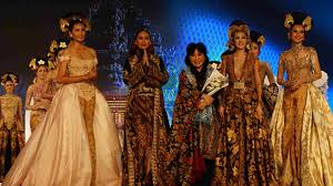 25+ model kebaya kutu baru anne avantie lengan panjang. Anne Avantie Tutup Jogja Fashion Festival Koran Bernas