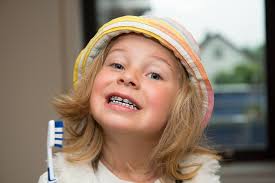 Como Passar Fio Dental Em Criancas Que Usam Aparelho Ortodontico Colgate G1
