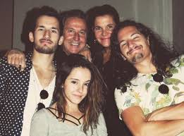 El tema fue compuesto por jon leone, mau montaner, melissa robles, pablo preciado, ricardo lópez los integrantes de la famosa familia de músicos unieron sus voces para interpretar la canción amén. Asi Es Ricardo Montaner Definido Por Evaluna Ricky Y Mau