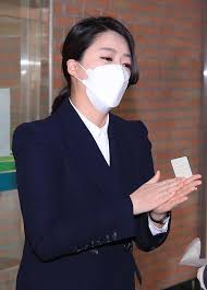 이를 본 한 시민이 배 후보에게 다가와 다치셨나봐요라고 묻자 그는 살짝 다쳤었는데 다 나았습니다라며 멋쩍은 웃음을 지었다. ë°°í˜„ì§„ í›„ë³´ê°€ ë‹¤ë¦¬ì— ê¹ìŠ¤ë¥¼ í•˜ê³  íˆ¬í'œì†Œì— ë‚˜íƒ€ë‚¬ë‹¤ ì‚¬ì§„ 7ìž¥ ìœ„í‚¤íŠ¸ë¦¬