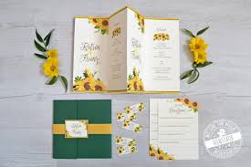 Bei Diesem Hochzeits Papeterie Design Stehen Gelbe Sonnenblumen Mit Dunkelgrun Im Mittelpunkt I Sonnenblumen Hochzeit Sommerhochzeit Einladungskarten Hochzeit