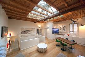 Un tragaluz, claraboya (palabra proveniente del latín clarus y via ), lucerna o lucernario es una ventana o vano situada en el techo o la parte superior de una. Un Grande Lucernario Sul Tetto Mansarda It