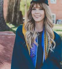Actress emma watson graduation hairstyle with cap. 18 Gorgeous Graduation Hairstyles To Pair With Your Cap And Gown Baisi Promotion News Baisi International Co Limited