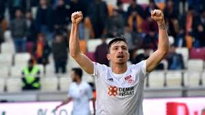Mert hakan yandaş, 19 ağustos 1994 tarihinde bursa'da dünyaya geldi. Mert Hakan Yandas 5 Sene Icin 100 Milyon Lira Alacak