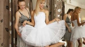 Fréquemment plusieurs accessoires tels que de longs gants blancs, le chapeau, le voile ou le bouquet fleuri viennent compléter la composition. Ou Revendre Sa Robe De Mariee Femme Actuelle Le Mag