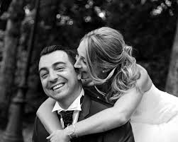 Photographe de mariage à lyon, florent perret vous propose de réaliser votre reportage photo de mariage en choisissant l'une des deux formules suivantes Seance Photo De Mariage Authentique Dans Un Parc A Lyon Sylvie Vettraino Photographe Mariage Photographe Mariage Photographe Mariage Lyon Idee Photo Mariage