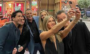 Everyone who watched the sitcom friends was hoping that ross and rachel, played by david schwimmer and jennifer aniston, would ride off into the sunset and live happily ever after. Jennifer Aniston Sparks Debate Amongst Fans Over Unseen Photo From Friends Reunion Hello