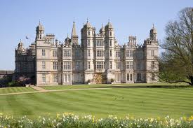 An elizabethan country house in derbyshire, designed by countess of shrewsbury who was one of the richest. Elizabethan Manor House Stock Photo Adobe Stock