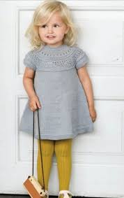 вязаное платье спицами на девочку 3 4 лет схемы Eto Plate Dlya Devochki Na Koketke Spicami Vyazhetsya Sverhu Nachinaya Ot Gorloviny Opisanie Sostavleno Na Vozr Odezhda Dlya Detej Detskoe Vyazane Plate Dlya Devochki