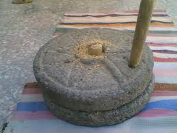 حجر الرحى القديمة mortar and pestle traditional decor