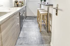Faire D Une Cuisine Tout En Longueur Un Vrai Espace De Vie Nos Artisans Izi By Edf Ont Cuisine Bois Moderne Relooking Maison Couleurs De Peinture Pour Salon