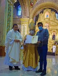 Mons. Danilo Echeverría entregó a Richard Carapaz una bendición del Papa  Francisco
