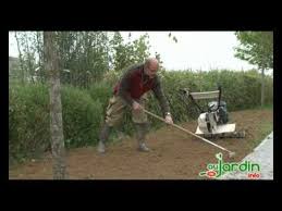 Il suffit de faire une pelouse en avril /mai avec 3 mois de secheresse derrière pour obtenir comme résultat ce qu'il décrit. La Creation D Une Pelouse Youtube
