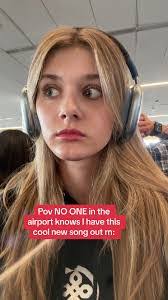 Jessica Sis's Instagram, Twitter & Facebook