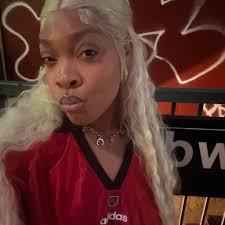 Me😂😂😂😂😂no onion , no lettuce , no tomatoes , extra pickles ,  bacon/cheese , ketchup , OH & SUM MUSTARDDDDD !😂💯