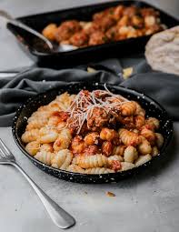 Ordenar por deliciosa pasta rellena como plato especial, compuesta por masa de ñoquis muy fina y abundante relleno de muzzarella y albahaca. Noquis Con Albondigas La Italiana