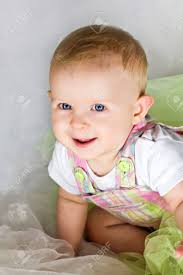 Am besten hilfst du deinem baby, wenn du seiner natürlichen neugier und seinem bewegungsdrang raum gibst. Lustige Baby Krabbeln Und Lachelnd Lizenzfreie Fotos Bilder Und Stock Fotografie Image 15413013