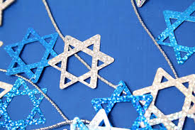 Wondering what to make for hanukkah, chanukah, star of david, menorah and art projects, including the dreidel? 8 Fun And Affordable Diy Hanukkah Decorations