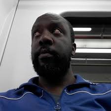 Esos ojos rojos son de sueño, de cansancio. Llevo una semana duchandome con  agua fría e intentando enseñar inglés por whatsapp. Mi querida @verotrimami  se despierta con mis ronquidos. Pongo lavadoras y