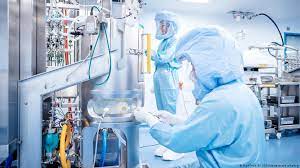 Biontech, bu yıl dünyanın farklı ülkelerindeki 6 üretim tesisinde toplam 2 milyar doz aşı üretmeyi hedefliyor. Biontech Yeni Tesisinde Uretime Basladi Almanya Dw 10 02 2021