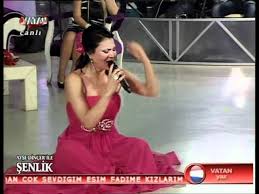 Konser organizasyon işi ile ilgilenen iş adamı emre ergen ile evlidir. Ayse Dincer Oyle Olsun Kirli Mendil 2012 Youtube