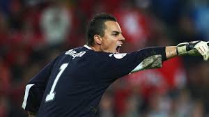 Diego benaglio familie er hat den größten teil seiner karriere in der höchsten bundesliga deutschlands, der bundesliga, in stuttgart und wolfsburg verbracht, die meisterschaft 2009 gewonnen und in fast 300 spielen mit dieser konkurriert. Auszeichnung Fur Benaglio Uefa Champions League Uefa Com