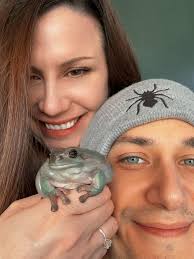 Family photo shoot with pet frogs