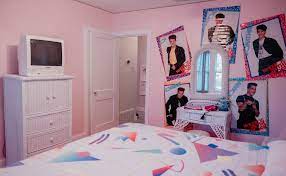 90s Themed Airbnb Joins An 80s Themed Airbnb In Lower Greenville Theme Room Decor Room Themes Theme Hotel