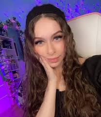 Hi, I'm looking for friend who live with me in Heaven who take care her  self Own never tell any words when she walk time stop when she cook People  said Wow .