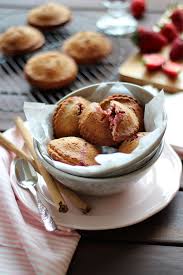 Almond Pastries Stuffed With Strawberries Recipe In Spanish Via Google Translate Strawberry Recipes Food Almond Pastry