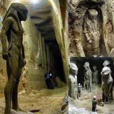 Recentemente, uma descoberta chocante foi feita quando arqueólogos encontraram monstros gigantes enterrados sob a areia no Egito. Antiga cidade perdida desenterrada no planalto do Atacama: uma descoberta histórica Em um inovador estudo arqueológico