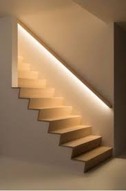 Hidden Lights In The Banister Lights Up The Staircase So The Owners Don T Need Any Lights While Walking Up O Trap Verlichting Trapleuning Huis Interieur Design