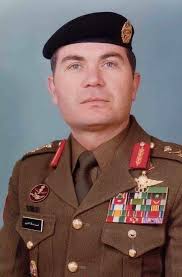 اللواء الركن المظلي البطل احمد علاء الدين الشيشاني.. من مؤسسي القوات الخاصة  الاردنية هو “محرر الحرم المكي” بعد تخليصه من اقتحام قام به جهيمان العتيبي  مدعيا أنه “المهدي المنتظر” عام 1979... عليه