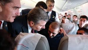 Yogun Bas Agrisi Ve Goz Kararmasi Sikayetiyle Ucus Gorevlilerinden Yardim Isteyen Mehmet Emin Cedrez Isimli Yolcu Icin Ucak Icinde Anons Saglik Yoga Havacilik