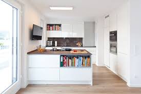 Moderne Kuche Hochglanz Weiss Mit Granitoberflache Grifflos Mit Bora Basic Und Miele Geraten Kuchenhaus Thiema Haus Kuchen Moderne Kuche Kuche Hochglanz Weiss