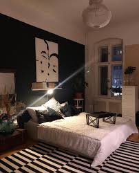 Männer schlafzimmer schlafzimmer dekorieren schlafzimmer inspiration ideen für kleine schlafzimmer modernes schlafzimmer schlafzimmer einrichten schwarze schlafzimmer. Berlin Altbau Boho Schlafzimmer Schwarz Couch
