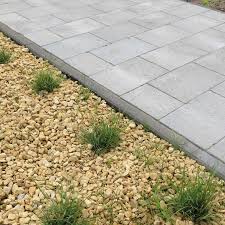 Quoi de mieux que de se prélasser dans son jardin, de profiter d'une terrasse toute équipée ou encore d'une piscine, pour des moments conviviaux. Bordure Beton Noir H 20 X L 100 Cm Bordure Jardin Jardins Bordure Beton