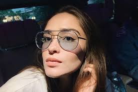 Banyak orang menilai dirinya mirip dengan will smith. 6 Gaya Artis Dan Selebgram Memakai Kacamata Lensa Transitions Terbaru Dari Optik Seis Womantalk